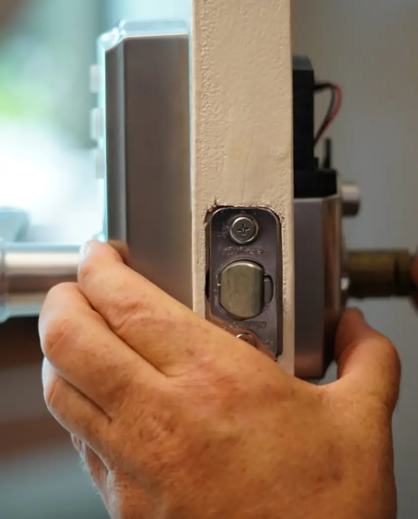 emergency locksmith team
